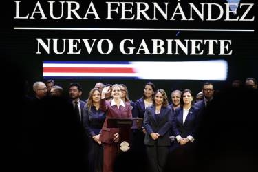 La presidenta electa, Laura Fernández, saluda durante la presentación del nuevo gabinete este martes, en San José (Costa Rica). El presidente de Costa Rica, Rodrigo Chaves, será el ministro de la Presidencia y de Hacienda del Gobierno entrante, anunció Fernández, quien comenzará su gestión el próximo viernes. EFE/ Jeffrey Arguedas