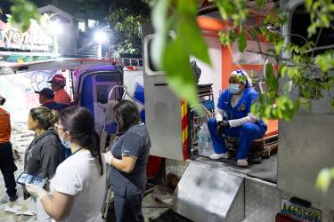 <i>Personal médico espera este miércoles, luego de dos fuertes terremotos que sacudieron el Caribe venezolano en Caracas (Venezuela). El principal fue un sismo de magnitud 7,5, informó el sistema oficial de alerta de tsunamis de Estados Unidos. EFE/ Rayner Peña</i>