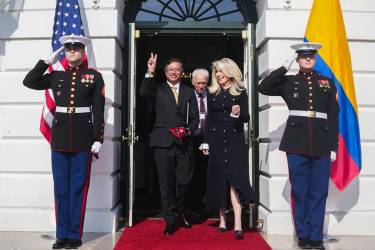 <i>Fotografía cedida por la Presidencia de Colombia del mandatario, Gustavo Petro (i), saliendo de la Casa Blanca tras una reunión con su homólogo de Estados Unidos, Donald Trump, este martes en Washington (EEUU). EFE/ Presidencia de Colombia</i>