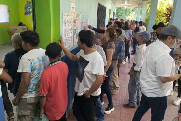 <i>Fotografía del 7 de diciembre de 2025 de personas en la jornada de votación, en San Antonio de Flores, El Paraíso (Honduras). EFE/ Wilfredo Antunez</i>