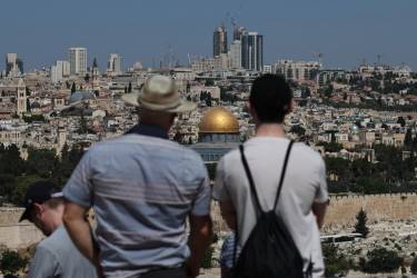 <i> Varios países de Asia urgieron este viernes a sus ciudadanos a evitar viajes a Irán e Israel, e instaron a quienes ya viven en esos territorios a estar pendientes de planes de evacuación, en medio de la escalada de tensiones en Oriente Medio. EFE/EPA/ATEF SAFADI</i>
