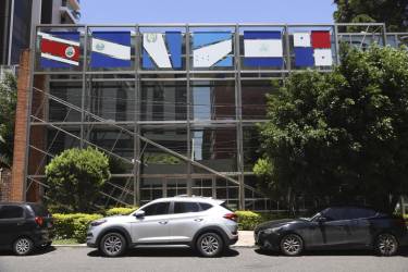 <i>Fotografía que muestra la fachada de la sede de la Secretaría de Integración Económica Centroamericana (SIECA) este miércoles, en Ciudad de Guatemala (Guatemala). El secretario general de la SIECA, Francisco Lima Mena, considera que existen claros avances en la integración comercial del istmo, pese a los retos que ha tenido que enfrentar la región. EFE/ Mariano Macz</i>