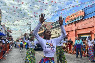 <i>Jóvenes de la etnia garifuna participan en un desfile durante el 'Carnaval Internacional de la Amistad', este sábado en la ciudad de la Ceiba (Honduras). Miles de hondureños se han dado cita en la ciudad de La Ceiba, Caribe, para participar en el 'Carnaval Internacional de la Amistad', una fiesta popular cuyos antecedentes se remontan a 1917 y que durante muchos años, desde 1929, se conoció como la 'Feria Isidra'. EFE/ Cesar Funes</i>