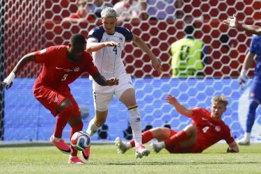 <i>Cyle Larin (i), autor del gol del empate de Canadá ante Bosnia y Herzegovina, en un partido del grupo B del Mundial 2026 en Toronto. EFE/Bienvenido Velasco</i>