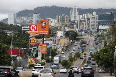 <i>Fotografía de una avenida este miércoles, en Tegucigalpa (Honduras). El próximo presidente de Honduras, que será elegido el domingo, recibirá una economía de crecimiento moderado, con una inflación cercana al 5 %, fuerte dependencia de remesas e inversión extranjera y una deuda pública que supera los 18.000 millones de dólares, en un país con alta pobreza y escaso empleo formal. EFE/ Gustavo Amador</i>