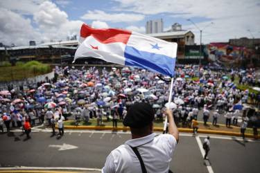 <i>Estudiantes, docentes, egresados y administrativos de la estatal Universidad de Panamá (UP) marcharon este martes por las principales calles de la capital panameña en defensa de la autonomía universitaria y la soberanía nacional, tras la firma de un cuestionado acuerdo de seguridad con Estados Unidos. EFE/ Bienvenido Velasco</i>