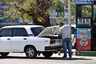 Fotografía de archivo de una persona que abastece combustible en un vehículo en La Habana (Cuba). EFE/ Ernesto Mastrascusa
