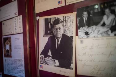 <i>Imagen de archivo de una foto del fallecido presidente de EE. UU. John F. Kennedy. EFE/EPA/CHRISTOPHE PETIT TESSON</i>
