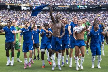 AMDEP8243. NUEVA JERSEY (ESTADOS UNIDOS), 13/07/2025.- Jugadores de Chelsea celebran este domingo, durante la final del Mundial de Clubes entre Chelsea FC y París Saint-Germain (PSG) en el estadio MetLife en Nueva Jersey (Estados Unidos). EFE/ Ángel Colmenares