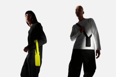 <i>El diseño con la correa larga -que se puede cruzar en el torso- cuesta 229,95 dólares y estará disponible a partir de este viernes 14 de noviembre en azul, marrón o negro. FOTO APPLE</i>