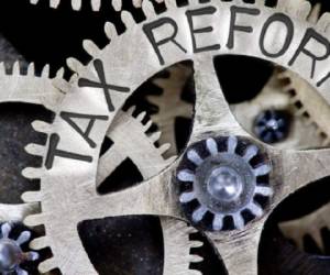 La introducción de tramos y tarifas adicionales contribuiría a mejorar la progresividad y elevaría la carga tributaria sobre los individuos con ingresos elevados, apunta la OCDE. (Foto: iStock).