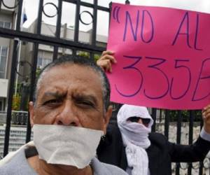 Periodistas aseguran que el artículo 'puede ser aplicado en cualquier momento' a un periodista por el simple hecho de informar sobre un incidente que pueda ser tipificado como acto de 'terrorismo'. (Foto: AFP).