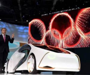 El vicepresidente ejecutivo de Toyota, Didier Leroy, durante la presentación del CONCEPT-AI en el Tokyo Motor Show.