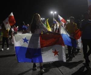 <i> Personas sostienen banderas durante una protesta en rechazo a varias iniciativas impulsadas por el Gobierno del presidente panameño, José Raúl Mulino, este sábado en La Chorrera (Panamá). EFE/ Bienvenido Velasco</i>