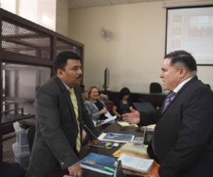 Édgar Pérez y Héctor Reyes, abogados de las organizaciones humanitarias que representan a las víctimas de las masacres ocurridas en la época de Ríos Montt. (Foto: AFP).