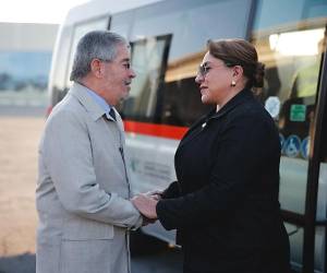 <i>Fotografía cedida por la Secretaría de Relaciones Exteriores de México (SRE), de su titular Juan Ramón de la Fuente (i), saludando a la presidenta de Honduras, Xiomara Castro (d), este domingo, a su llegada a Ciudad de México (México). El próximo martes, Sheinbaum recibirá a Castro en Palacio Nacional, donde sostendrán un encuentro, aunque no se precisaron los temas a tratar. EFE/ Secretaría de Relaciones Exteriores </i>
