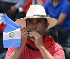 Desde hace semanas, miles de guatemaltecos han salido a manifestarse en las calles para rechazar la corrupción y exigir la renuncia del mandatario, quien insiste en que terminará el periodo constitucional el 14 de enero de 2016. (Foto: AFP).