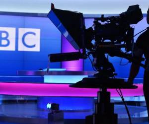 <i>Como otros medios de comunicación, la BBC se enfrenta a la competencia de plataformas de contenidos digitales y a la carta, así como a la presión de empresarios y políticos británicos, sobre todo de derecha, que consideran que su actividad supone una competencia desleal al sector privado. Foto de cortesía</i>