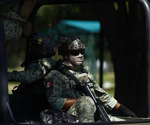 Integrantes del Ejército Mexicano custodian frente al panteón Recinto de la Paz, en Zapopan, Jalisco (México). EFE/ Francisco Guasco