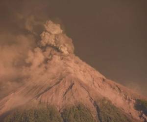 Vista de la erupción del Volcán de Fuego vista desde la municipalidad de El Rodeo, en el departamento de Escuintla, 45 km al suroeste de Ciudad de Guatemala.