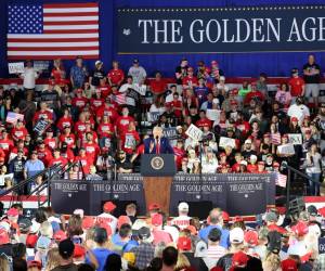 <i>El presidente, Donald Trump, habla durante la celebración de los primeros 100 días de su segundo mandato este martes, en Míchigan (Estados Unidos). Trump plantó cara a las distintas resoluciones emitidas por los tribunales e incluso por el Supremo contra sus políticas y aseguró que nada lo detendrá en su objetivo de mantener el país seguro de nuevo. EFE/ Octavio Guzmán</i>