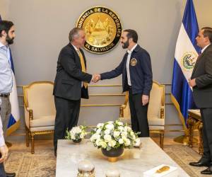 El Salvador: Bukele se reúne con inversionistas para comprometerse a pagar créditos