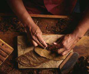 Un trabajador de Joya de Nicaragua elabora uno de los famosos puros premium de esa marca.