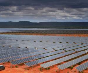 La planta se erige en Pirapora, Minas Gerais. Tiene un tamaño equivalente a 1.200 canchas de fútbol cuandoe sté en operación plena tendrá una capacidad de 400 MV y producirá energía para abastecer a 420.000 hogares.