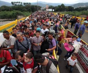 Cientos de venezolanos cruzan el puente internacional Simón Bolívar en San Antonio del Táchira.