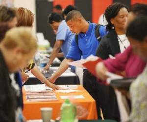 Desempleados revisan ofertas de trabajo. (Foto: AFP).