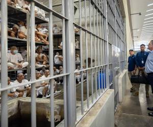<i>Fotografía cedida por el Gobierno de El Salvador que muestra al presidente de Costa Rica, Rodrigo Chaves (d), recorriendo el Centro de Confinamiento del Terrorismo (Cecot) este viernes, en Tecoluca (El Salvador). Chaves recorrió el Cecot y se convierte así en el primer mandatario en visitar la cárcel de máxima seguridad, a la que también han llegado la secretaria de Seguridad Nacional de Estados Unidos, Kristi Noem, la exministra de Seguridad del Gobierno argentino de Javier Milei, Patricia Bullrich, y funcionarios de otros países. EFE/ Gobierno de El Salvador </i>