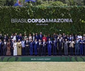 <i>El presidente de Brasil Luiz Inácio Lula da Silva (c), posa junto a los asistentes a la cumbre de líderes de la COP30 este viernes, en el Centro de Convenciones Hangar en Belém (Brasil). La segunda y última jornada de la cumbre de líderes mundiales de la COP30 comenzó en la ciudad de Belém, en la Amazonía brasileña, donde debatirán sobre la transición energética y las metas climáticas del Acuerdo de París. EFE/ André Coelho</i>