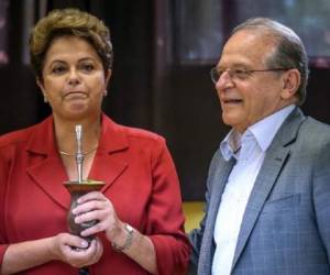 La presidenta de Brasil y candidata a la reelección por el PArtido de los Trabajadores, Dilma Rousseff, bebe mate junto al candidato a gobernador de Rio Grande do Sul, Tarso Genro. (Foto: AFP)