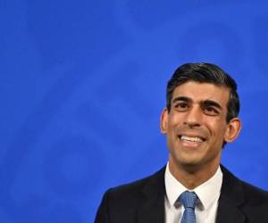 En esta foto de archivo tomada el 3 de febrero de 2022, el Ministro de Hacienda de Gran Bretaña, Rishi Sunak, ofrece una conferencia de prensa en la sala de información de Downing Street. (Foto de JUSTIN TALLIS / varias fuentes / AFP)