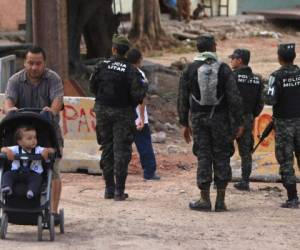 Security forces patrol the streets of Tegucigalpa on January 18, 2019 as part of a new operation against gangs in cities and rural areas across Honduras. (Photo by STR / AFP)