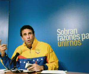 Venezuelan opposition leader and former presidential candidate Henrique Capriles (C) takes part in a protest against the government of President Nicolas Maduro on April 6, 2017 in Caracas.Violence erupted for a third straight day at protests against the government, escalating tension over moves to keep the leftist leader in power. / AFP PHOTO / JUAN BARRETO