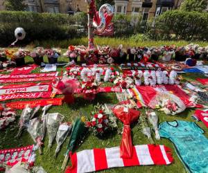 <i>Vista de un altar improvisado en uno de los laterales del mítico Anfield en el que aficionados del Liverpool han dejado banderas, bufandas, flores y camisetas para honrar este jueves, en la ciudad inglesa a Diogo Jota tras su fallecimiento en un trágico accidente de coche en España. EFE/ Miguel Salvatierra</i>