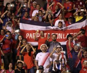Aficionados de la selección de Costa Rica celebran la clasificación de su equipo al mundial de fútbol de la FIFA en 2018, en San José.
