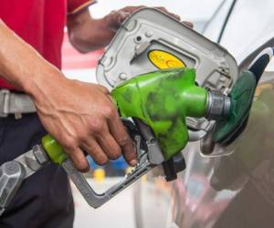 Entre los productos que más bajaron de precio son gasolina: -10,68%. (Foto: AFP).