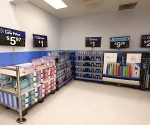 <i> Walmart, una multinacional estadounidense de grandes almacenes de descuento conocida por su eslogan Precio bajo todos los días, ha dicho que pronto se producirán aumentos de precios debido a los aranceles del presidente de Estados Unidos, Donald Trump. FOTO EFE/EPA/JOHN G. MABANGLO</i>