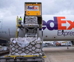 Los correos utilizan la misma tipografía y diseño de FedEx, dirigiendo a los usuarios a un sitio web falso que imita la estética de la marca. Foto de cortesía