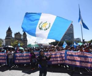 Storekeepers from La Terminal market march in support of Guatemalan President Jimmy Morales in Guatemala City on January 12, 2019. - Guatemalan President Jimmy Morales announced on January 7 an immediate end to the UN-sponsored anti-corruption commission, CICIG. (Photo by ORLANDO ESTRADA / AFP)