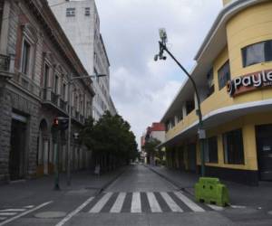 Picture of an empty street in the historic centre in Guatemala City, taken on May 23, 2020 during the first of a two-day nationwide lockdown imposed by the government to contain the spread of the novel coronavirus, COVID-19. - The pandemic has killed at least 338,128 people worldwide since it surfaced in China late last year, according to an AFP tally at 1100 GMT on Saturday based on official sources. (Photo by Johan ORDONEZ / AFP)