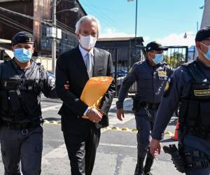 <i>FOTO. El periodista guatemalteco José Rubén Zamora, presidente del periódico “El Periódico”, es escoltado por la policía fuera de la corte en la Ciudad de Guatemala, el 31 de enero de 2023. (Foto de Johan ORDONEZ / AFP)</i>