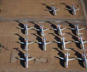 Los aviones comerciales de American Airlines desarmados y suspendidos se ven almacenados en Pinal Airpark en Marana, Arizona. Pinal Airpark es la instalación de almacenamiento de aviones comerciales más grande del mundo y actualmente tiene un mayor número de aviones en respuesta a la pandemia de coronavirus COVID-19. Christian Petersen / Getty Images / AFP