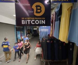 Entre polémica y expectativa, bitcoin cumple su primer año de curso legal en El Salvador