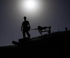 <i>Imagen de archivo de un soldado israelí sobre un tanque de batalla en la frontera con la Franja de Gaza. EFE/EPA/CHRISTOPHE PETIT TESSON</i>