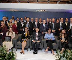 <i>Líderes reciben reconocimientos. Todos ellos destacados en el estudio Reputación y Confianza 2025 por haber obtenido votaciones para sus líderes, sus empresas y sus marcas. FOTOS JOSÉ CARLOS FLORES / E&amp;N</i>