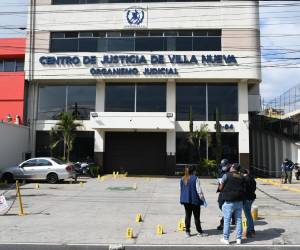 <i>Integrantes de la Policía Nacional Civil (PNC) y Fiscales del Ministerio Público (MP) realizan una inspección judicial este domingo, en Ciudad de Guatemala (Guatemala). La Policía de Guatemala sufrió múltiples ataques en su contra en diversos puntos de la capital del país centroamericano que han dejado hasta el momento al menos siete agentes fallecidos. EFE/ Alex Cruz</i>