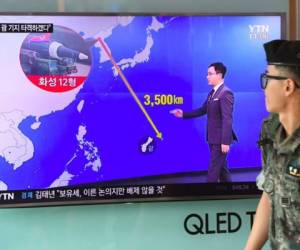Un soldado de Corea del Sur camina frente a una pantalla de TV, donde un noticiero muestra el plan de ataque de Corea del Norte a la isla de Guam (territorio de EEUU en ultlramar). Esta semana el tono bélico entre Coera del Norte y EEUU subió y crecen los temores de una guerra nuclear.